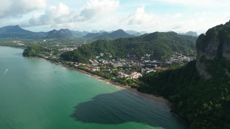 Costa-De-La-Playa-De-Ao-Nang-Y-El-Mar-De-Andaman,-Krabi,-Tailandia,-Tiro-Con-Drones