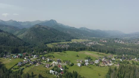Panorama-De-Pueblos-En-Medio-De-Montañas-Alpinas-En-Cyrhla,-Región-De-Podhale,-Polonia