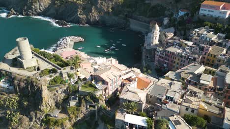 Amazing-Drone-Shot-Reveals-Cliffs-in-Vernazza,-Italy