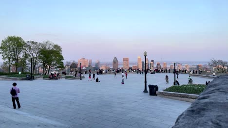 Evening-Timelapse-of-the-Kondiaronk-Belvedere-on-Mont-Royal-in-Montreal,-Quebec,-with-the-City-Skyline-in-the-Background