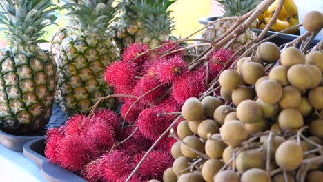Exhibición-De-Frutas-Tropicales-Locales-En-Un-Mercado-De-Agricultores-En-Polinesia