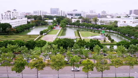 Edificio-De-Oficinas-Con-Jardín-Verde-Y-Piscina-En-Bangkok,-Tailandia
