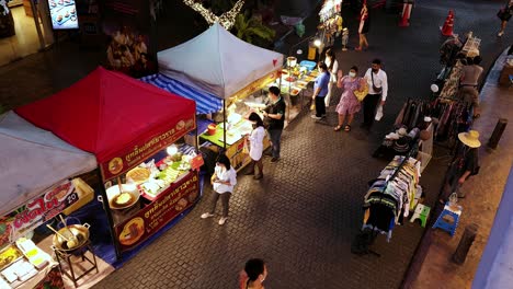 Nachtmarkt-Vor-Ort-Mit-Spaziergängern-Zum-Einkaufen-Und-Essenstraditionen