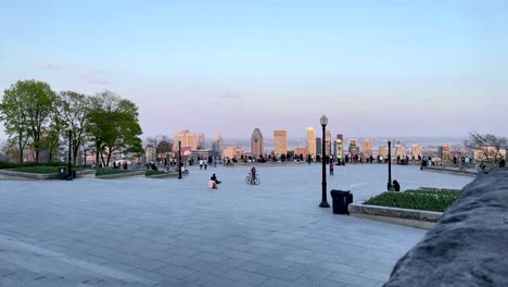 Evening-Timelapse-of-the-Kondiaronk-Belvedere-on-Mont-Royal-in-Montreal,-Quebec,-with-the-City-Skyline-in-the-Background