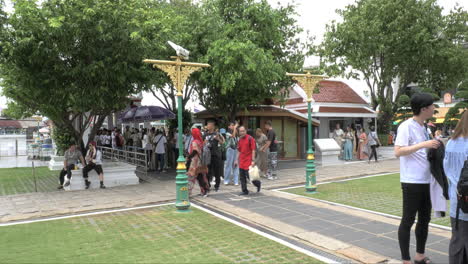 Gente-Abarrotada-Viaja-Por-Un-Hito-Icónico-De-Bangkok-Con-El-Templo-De-Wat-Arun-En-Bangkok