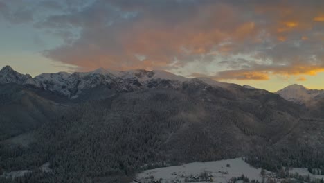 Montañas-Tatra-En-Temporada-De-Invierno-Bajo-El-Cielo-Del-Atardecer