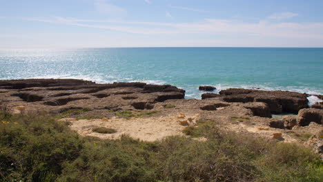 Vista-Panorámica-De-Las-Tranquilas-Aguas-Azules-Del-Océano-Atlántico-Desde-La-Costa-Del-Algarve-En-Portugal