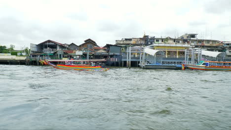 Vista-De-La-Ciudad-De-Bangkok-Con-Un-Transbordador-Moviéndose-En-El-Río-Chao-Phraya