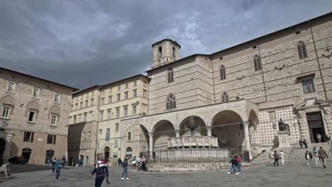 Blick-über-Die-Piazza-IV.-November-In-Richtung-Der-Kathedrale-Von-Perugia-In-Perugia,-Provinz-Perugia,-Italien