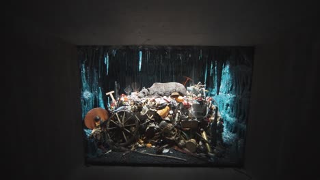 Mark-Dions-Kunstwerk-Eines-Bären,-Der-Auf-Einem-Bett-Aus-Gebrauchten-Gegenständen-Ruht