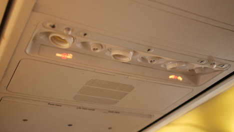 Sicherheitsgurt-Schilderlicht,-Das-In-Der-Kabine-Eines-Passagierflugzeugs-Einschaltet