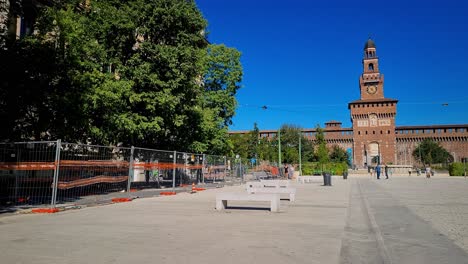 Scene-Of-People-Walking-In-Front-Of-The-Castello-Sforzesco-In-Milan,-Northern-Italy