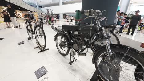 Entwicklung-Des-Transports-Auf-Zwei-Rädern-Vom-Fahrrad-Zum-Ersten-Motorradmodell