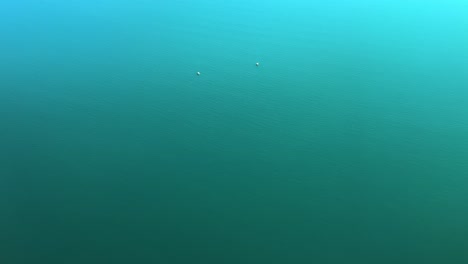Unglaubliche-Türkisblaue-Meeresfarben-Mit-Zwei-Booten-Aus-Großer-Höhe