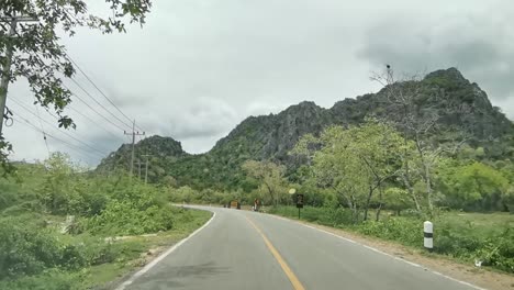 Fahrt-Entlang-Einer-Landstraße-Mit-Wunderschöner-Aussicht-In-Thailand