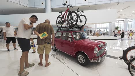 1965-Mini-Rover-Austin-Cooper-Im-Shanghai-Auto-Museum-Im-Auto-Expo-Park-Der-Shanghai-International-Automotive-City-Ausgestellt