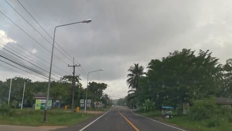 Conduciendo-A-Lo-Largo-De-Una-Carretera-Rural-En-Tailandia-Con-Conductores-Que-Compiten-Por-La-Carretera