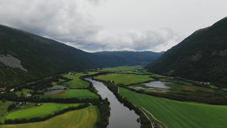 Fiordo-De-Noruega-Con-Drone-De-Granjas