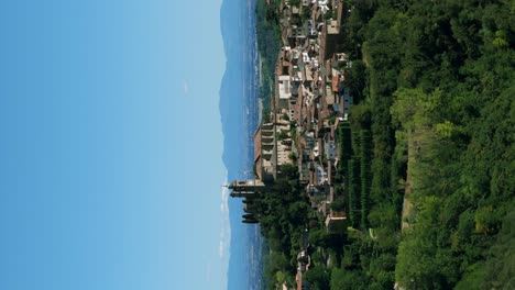 Luftdrohnenaufnahme-Des-Malerischen-Dorfes-Und-Der-Kirche-Von-Rosignano-Monferrato-In-Der-Region-Piemont-In-Norditalien