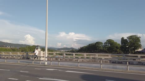 River-Cross-Street-Bridge-In-Kyoto,-Japan,-Sommer,-Fensteransicht,-Fußgänger-Und-Skyline