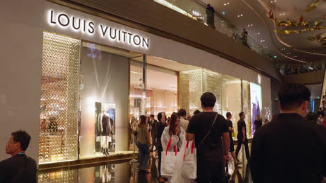 LOUIS-VUITTON-luxury-store-in-the-iconsiam-shopping-mall-with-the-decoration-of-a-shop-that-looks-elegant-and-beautiful