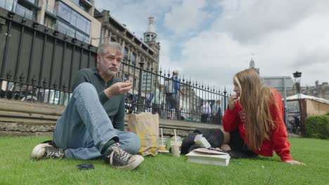 Vater-Und-Tochter-Genießen-Das-Mittagessen-In-Princess-Street-Gardens,-Edinburgh