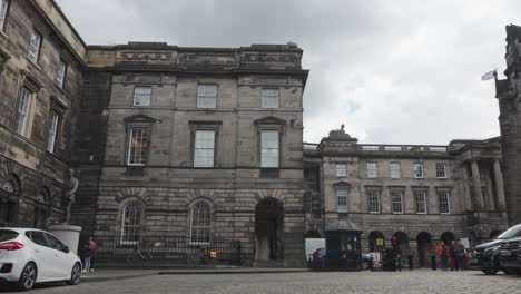 Vehículos-Y-Visitantes-En-La-Plaza-Del-Parlamento-En-Edimburgo,-Escocia