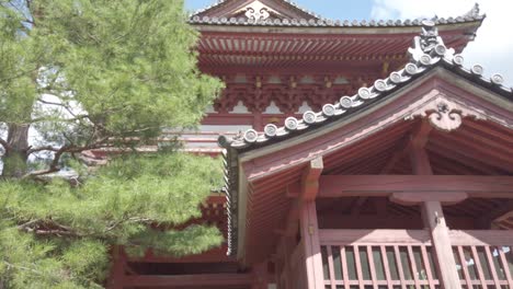Templo-Budista-Daitoku-ji-En-Kyoto,-Japón,-Mirando-Desde-Arriba-E-Inclinándose-Hacia-Abajo,-Disfrutando-Del-Esplendor-De-Este-Espectacular-Templo-Arquitectónico-Budista
