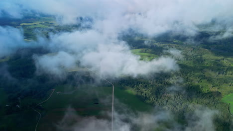 Flauschige-Wolken-über-Dichten-Wäldern-Und-Grünen-Wiesen-Auf-Dem-Land