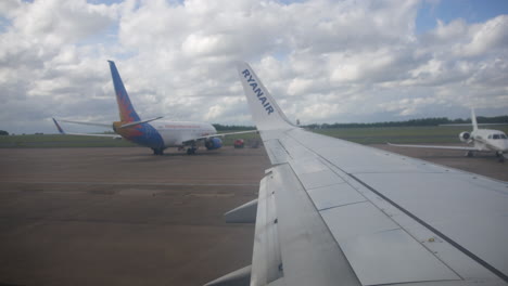 Avión-De-Ryanair-Rodando-En-La-Pista-De-Aterrizaje-En-Una-Vista-De-La-Ventana-Del-Aeropuerto-Sobre-El-Ala-Desde-La-Cabina