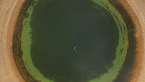 Aufsteigende-Aufnahme-Von-Oben-Nach-Unten,-Die-Eine-Grüne-Kreisförmige-Lagune-Im-Naturgebiet-Westaustraliens-Zeigt