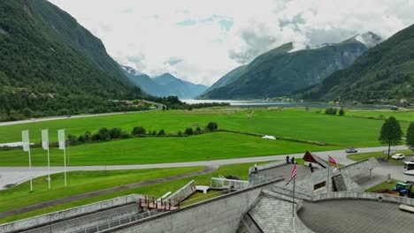 Rückwärtsbewegte-Luftaufnahmen-Vom-Fjaerlandsfjorden-Zum-Preisgekrönten-Gletschermuseum-Und-Zur-Ausstellung-In-Atemberaubender-Umgebung-–-60-Fps-In-Norwegen