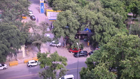 Zeitraffervideo-Einer-Tankstelle-In-Delhi-Mit-Autos,-Die-Von-Straßen-Auf-Beiden-Seiten-Darauf-Zugreifen