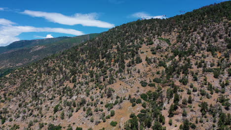 Luftaufnahme-Der-Sich-Nähernden-Gondelbahnen,-In-Den-Bergen-Von-Glenwood,-Sonniges-Colorado,-USA