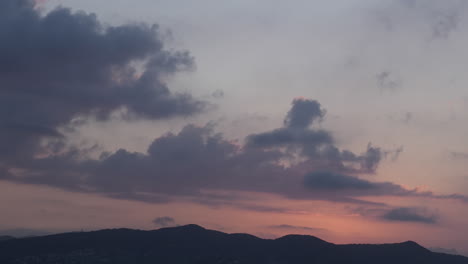 Wunderschönes-Zeitraffervideo,-Bewölkter-Rosafarbener-Himmel,-Sonnenaufgang-über-Der-Bergkette,-Frühsommermorgen