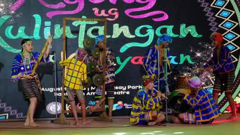 Tribu-Del-Sur-De-Mindanao,-Filipinas,-Actuando-En-El-Escenario-Durante-El-Festival-Kagezian-En-La-Ciudad-De-Davao