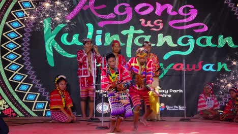 Tribu-Del-Sur-De-Mindanao,-Filipinas,-Actuando-En-El-Escenario-Durante-El-Festival-De-Honor-En-La-Ciudad-De-Davao