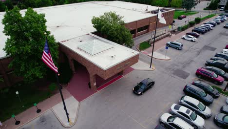 Antena-Cinematográfica-De-La-Entrada-De-La-Biblioteca-Nichols---Biblioteca-Pública-De-Naperville,-Illinois,-EE.UU.