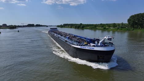 Niederländische-Flussexpedition:-Drohnenaufnahme-Des-Frachtschiffs-„Amistade“.