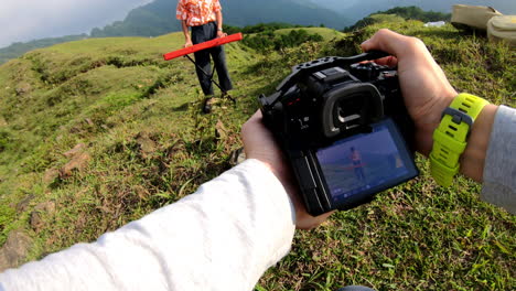 POV-Del-Camarógrafo-Disparando-A-Un-Teclista,-POV-Portátil