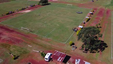 Plano-Cinematográfico-De-Establecimiento-De-Un-Campo-De-Fútbol.