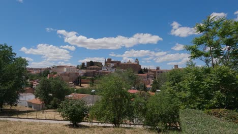POV-Aufnahme-Mit-Der-Mittelalterlichen-Stadt-Cáceres-Im-Hintergrund,-Vom-Park-Aus-Gesehen