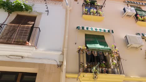 Hermosos-Balcones-Franceses-De-Caceres,-Exterior,-Plano-Medio