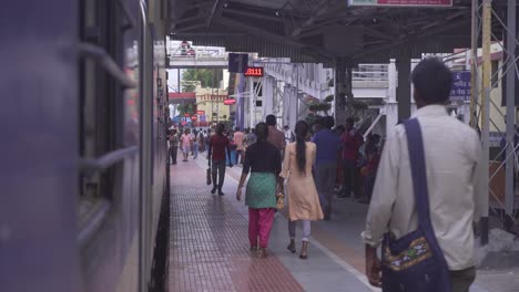 Un-Tren-Está-Parado-En-La-Estación