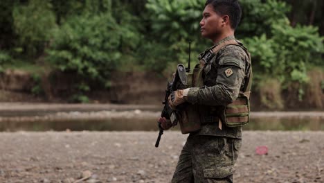 Soldado-étnico-Varón-Caries-Arma-A-Través-De-La-Selva