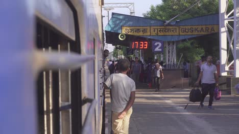 Un-Tren-Está-Parado-En-La-Estación