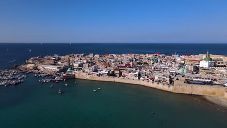 El-Antiguo-Puerto-De-Acre-Cielo-Azul,-Mar-Azul,-Día-Soleado,-En-El-Puerto-De-Acre-En-El-Mar-Mediterráneo