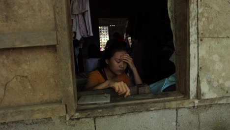 Traurige-Asiatische-Frau,-Die-Aus-Dem-Fenster-Schaut,-Missbrauch,-Prostitution,-Gewalt,-Trama-Asien