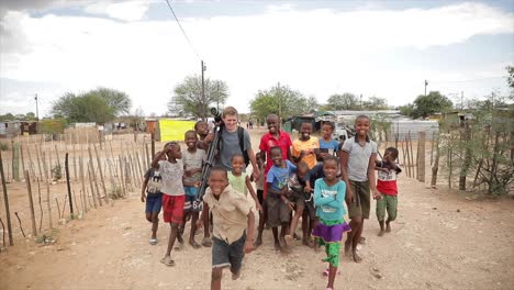 Trabajador-Humanitario-En-Misión-En-Una-Aldea-Africana