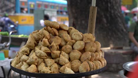 Una-Comida-Rápida-Llamada-Singara-Se-Vende-En-Las-Calles-Abiertas-De-Kolkata.